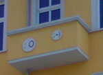 Altbaufasade mit Smilies an den Balkone.