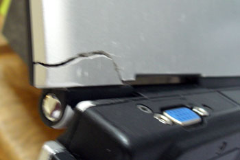 Notebook mit Riss im Plastik des Displays