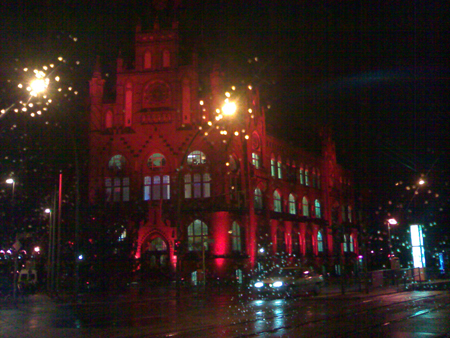 Rathaus Lichtenberg schön farbig beleutet.