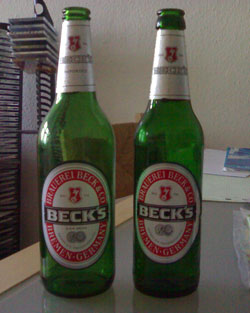 2 Becksflaschen nebeneinander (0,66 Liter und 0,5 Liter)