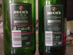 Etiketten der beiden Flaschen mit den Angaben 0,66 Liter und 0,5 Liter